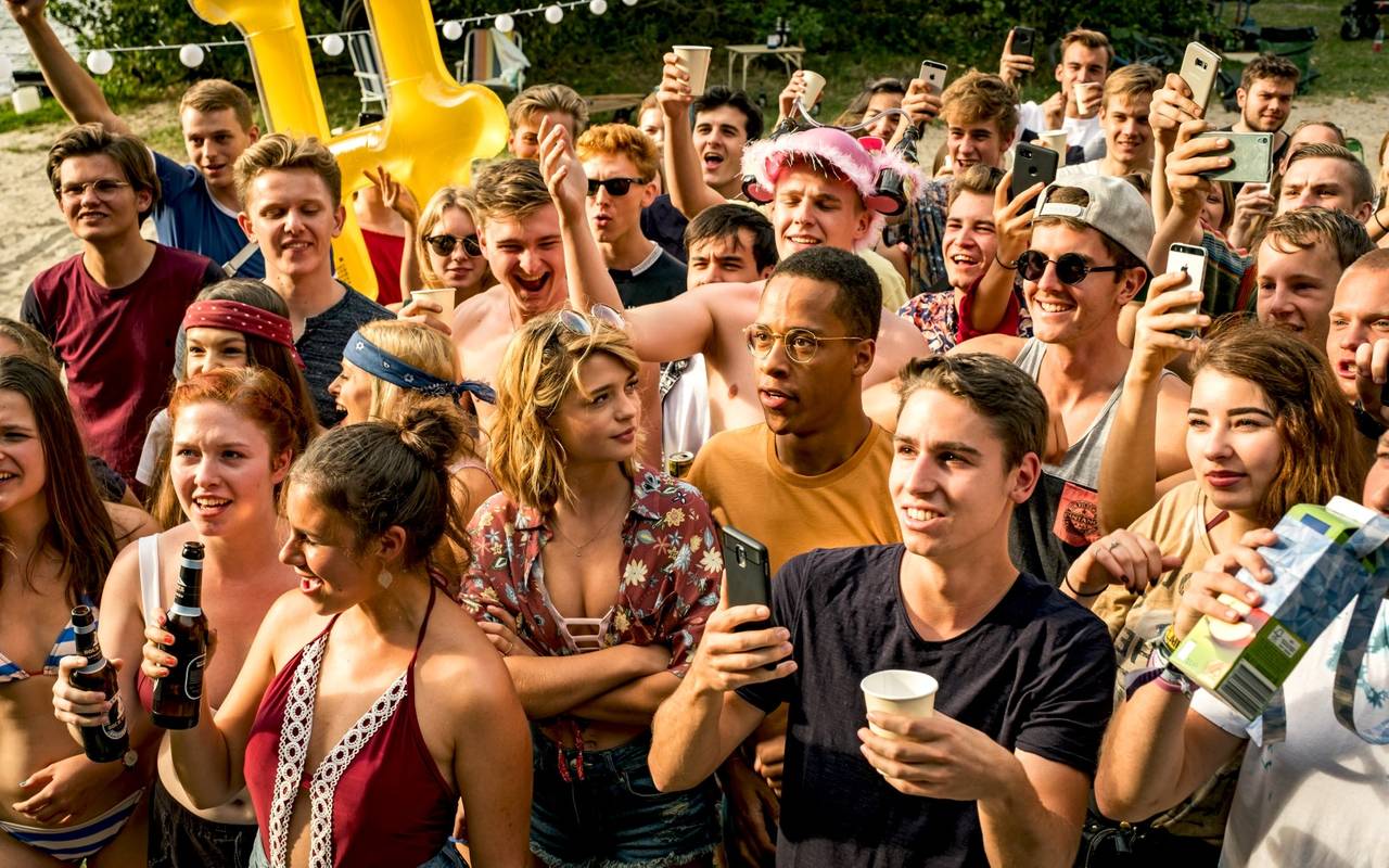 Die vier Freunde feiern gerne und holen sich Inspiration für ihre Party.