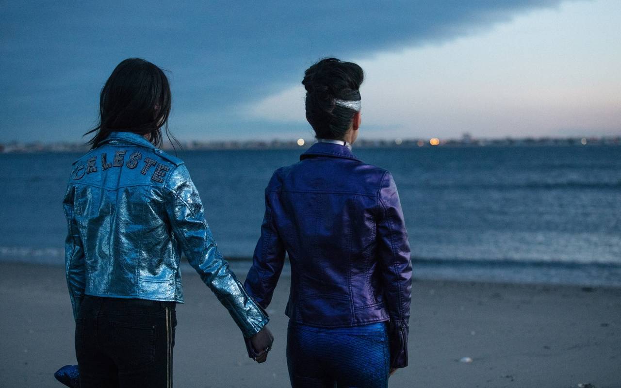 Celeste steht mit Albertine am Meer. Die Beiden finden wieder zusammen.