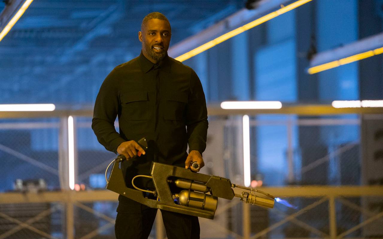 Terrorist Brixton ist schwer bewaffnet und hat übermenschliche Kräfte.