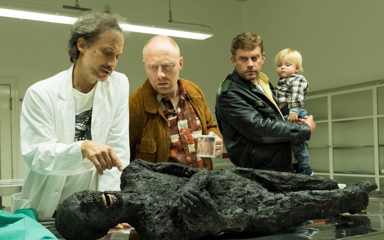 Franz steht am Obduktionstisch mit der Brandleiche