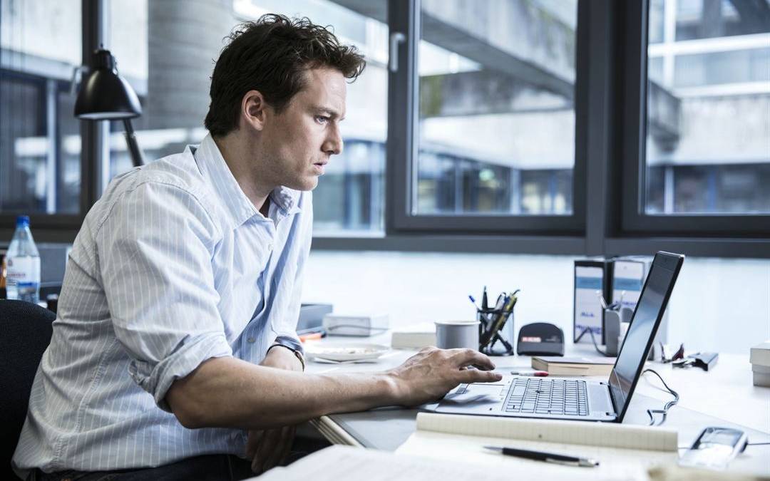 Leo sitzt am Computer.