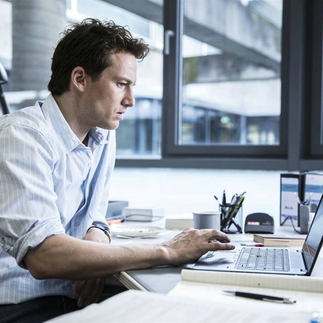 Leo sitzt am Computer.