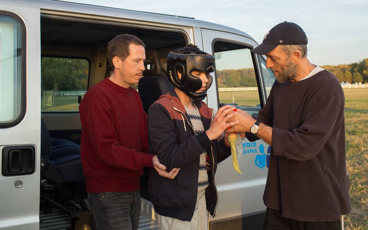Bruno und Malik arbeiten mit einem Autisten.