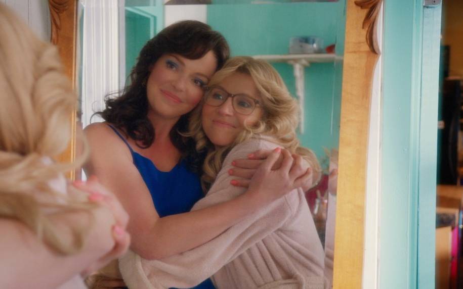 Kate und Tully vor dem Spiegel.