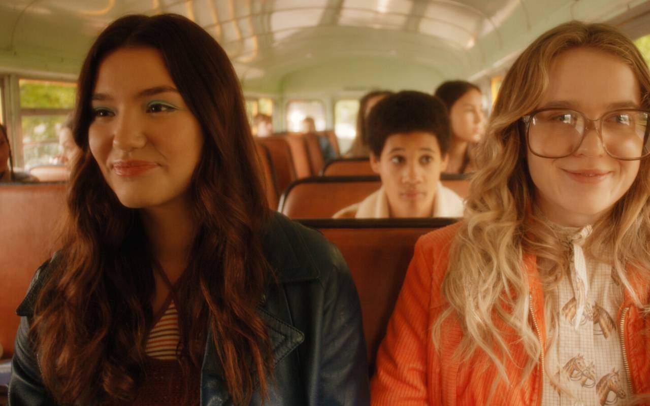 Kate und Tully im Schulbus.