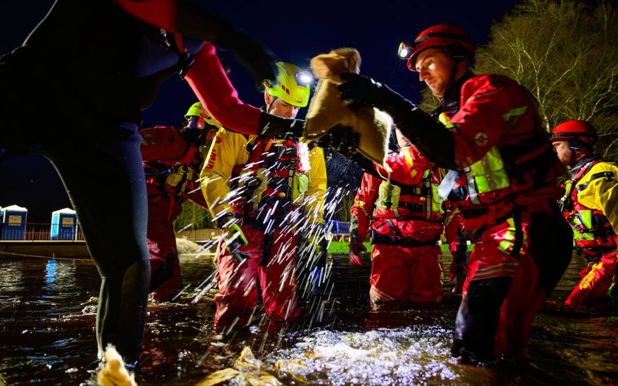 Beim Katastrophenschutz wie Hochwasser unterstützen ehrenamtliche Helfer und Helferinnen die Einsatzkräfte vor Ort.