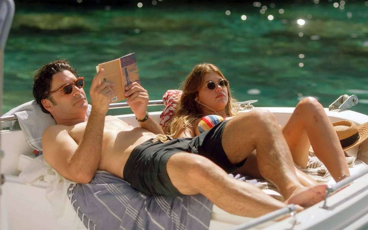 Orestis und Klelia planschen zusammen.