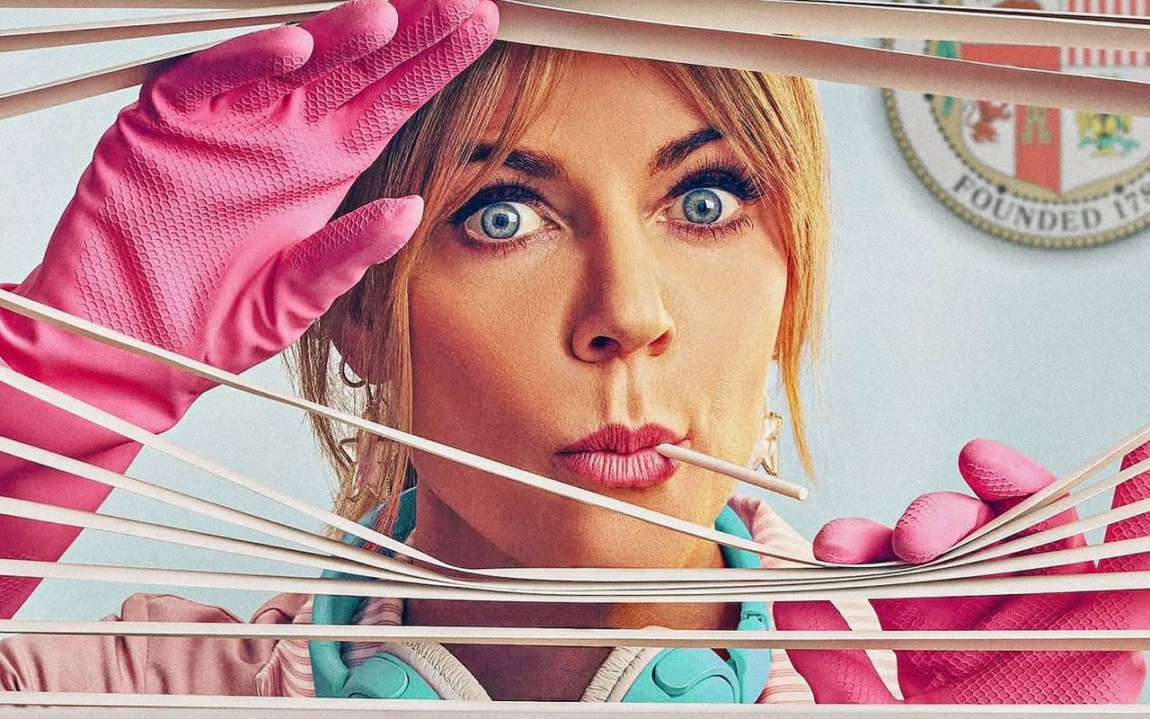 Morgan ermittelt mit Putzhaube und Besen.