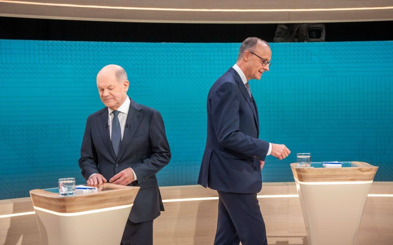 Bundeskanzler Olaf Scholz (SPD, l), steht neben Friedrich Merz, Unions Kanzlerkandidat und CDU Bundesvorsitzender, vor dem TV-Duell von ARD und ZDF. In 90 Minuten stellen sich beide im Studio Berlin-Adlershof zentralen Fragen und debattieren zu den wesentlichen Themen des Bundestagswahlkampfs. Moderiert wird die Sendung von Sandra Maischberger (ARD) und Maybrit Illner (ZDF).