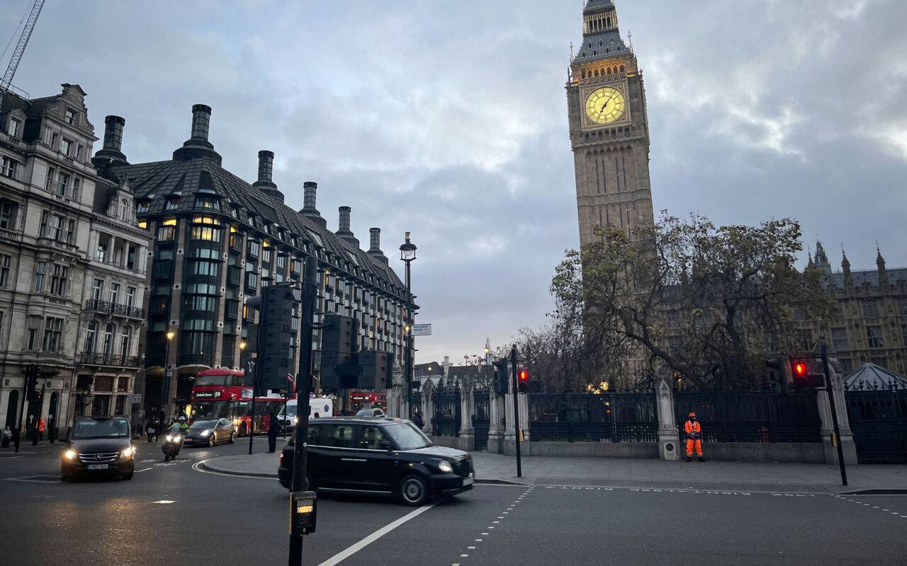 Ein Taxi fährt am britischen Parlament mit dem Elizabeth Tower und der Glocke Big Ben vorbei.