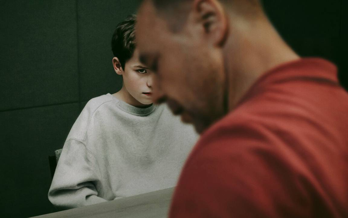 Vater und Sohn im Gespräch.