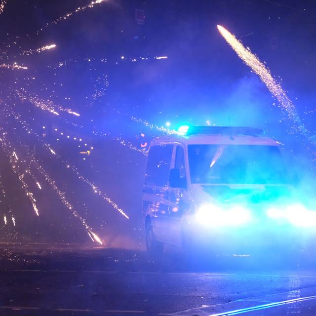 Ein Polizeifahrzeug wird im Stadtteil Connewitz mit Pyrotechnik beworfen. In der Neujahrsnacht kam es dort zu Ausschreitungen.