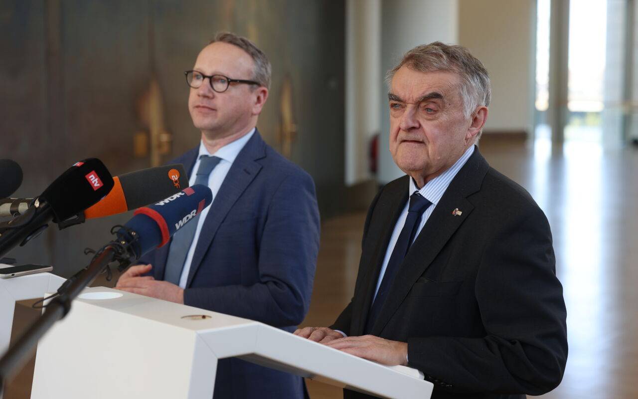 Benjamin Limbach (Büdnis 90/Die Grünen, l), Justizminister von Nordrhein-Westfalen, und Herbert Reul (CDU), Innenminister von Nordrhein-Westfalen, geben im Landtag eine Pressekonferenz zu mehreren Polizeieinsätzen gegen Umweltstraftaten
