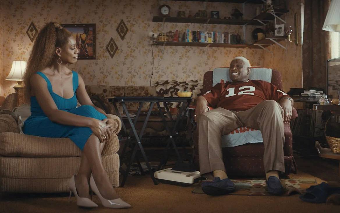 Desiree und ihr Vater im Wohnzimmer.