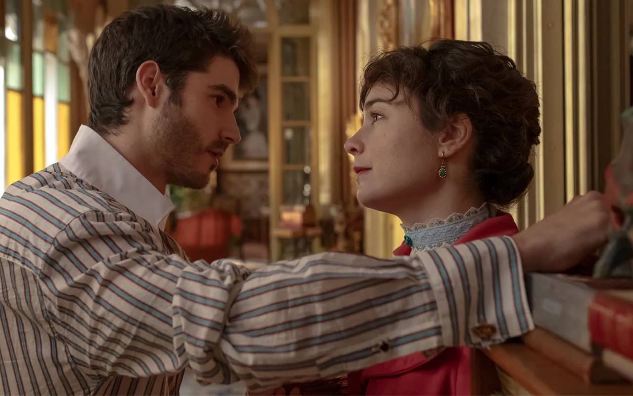 Auch Elena verliebt sich.