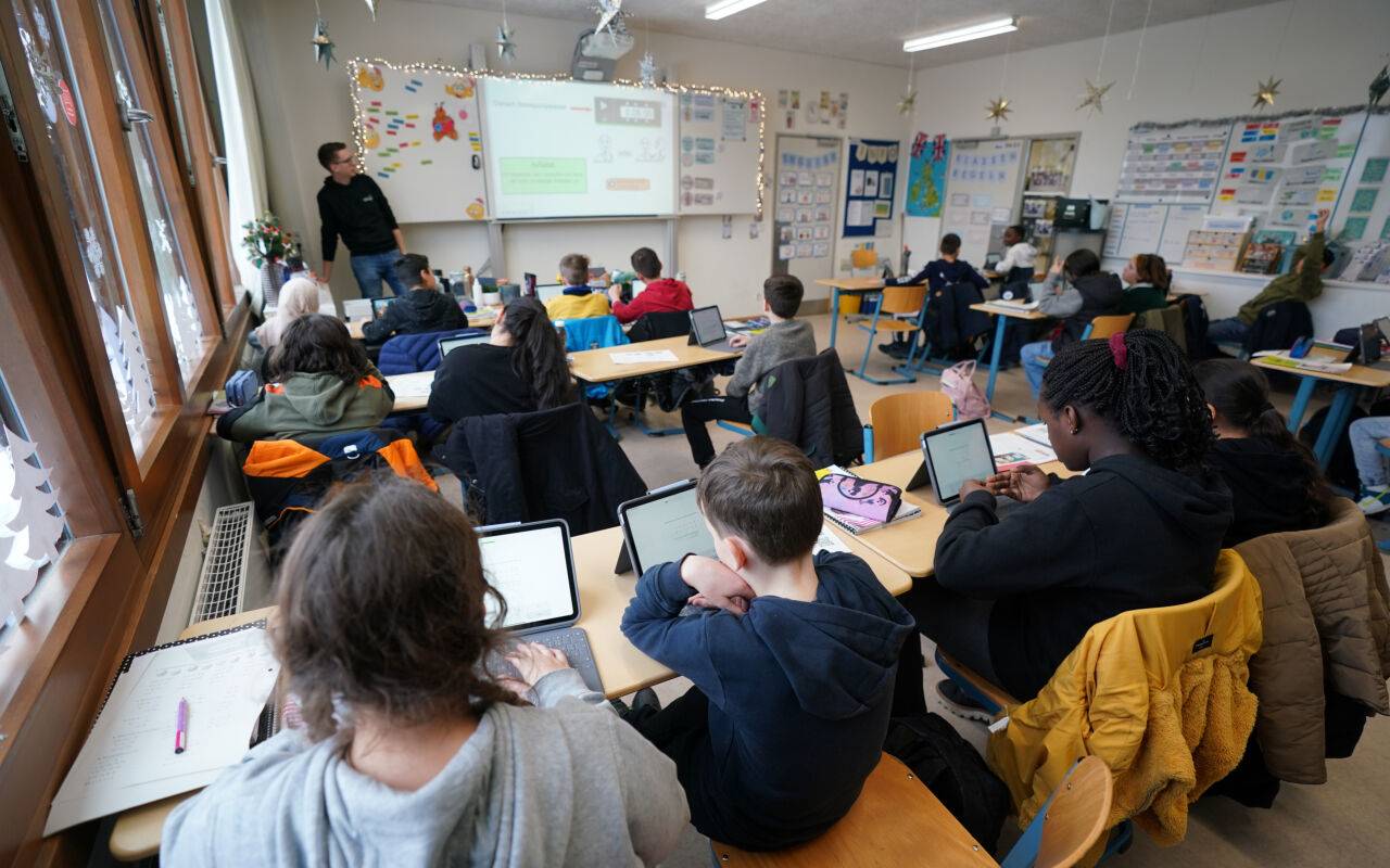 Mathe-Lehrer Tobias Weidenhöffer-Griese (hinten l) leitet den digitalen Mathe-Unterricht in der Klasse 5f in der Lessing-Stadtteilschule in Harburg-Wilstorf