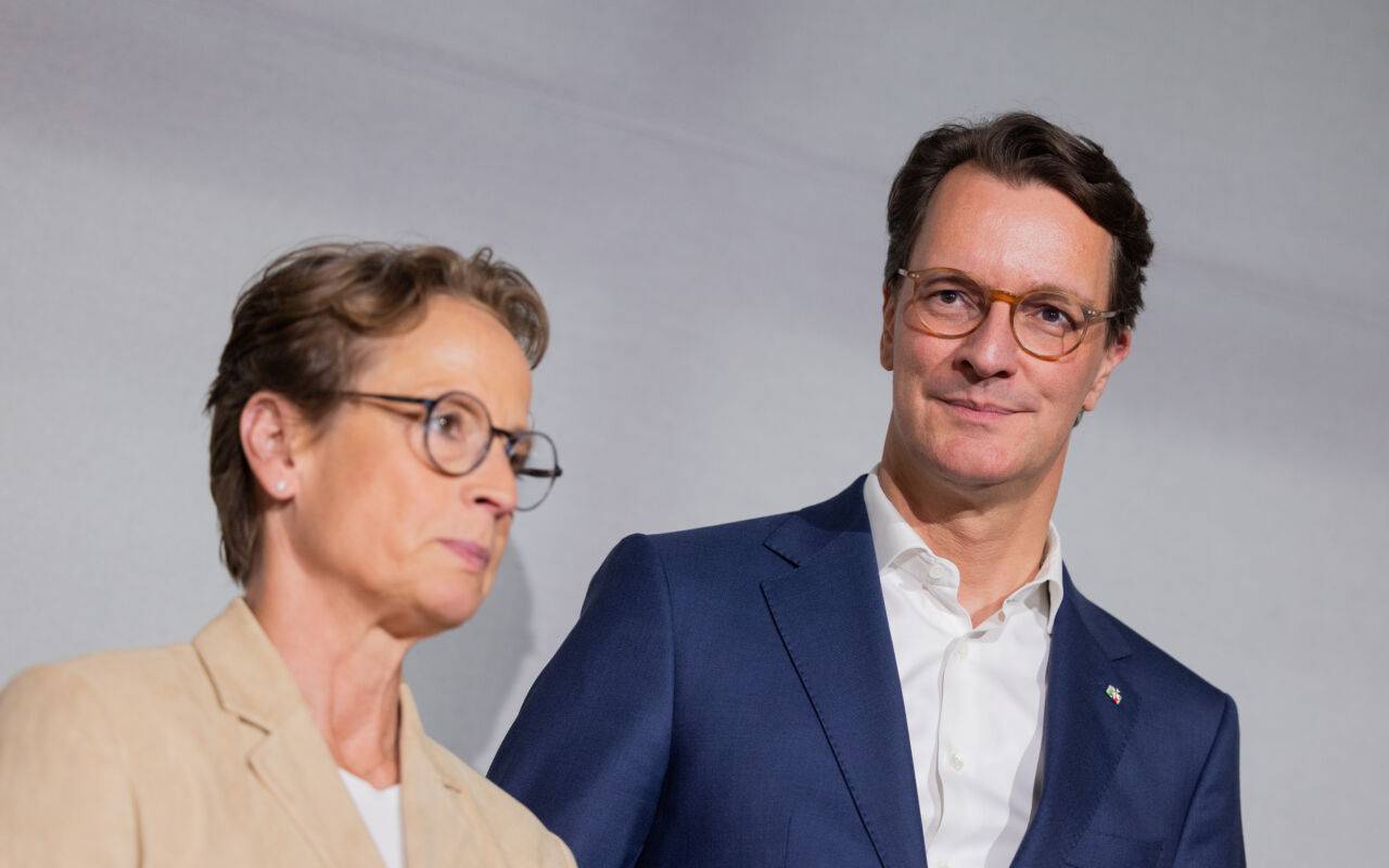 Hendrik Wüst (CDU), Ministerpräsident von Nordrhein-Westfalen, und Olympiasiegerin Isabell Werth nehmen an der Vorstellung des Konzepts einer Olympia-Bewerbung mit der Rhein-Ruhr-Region für die Olympischen Spiele teil.