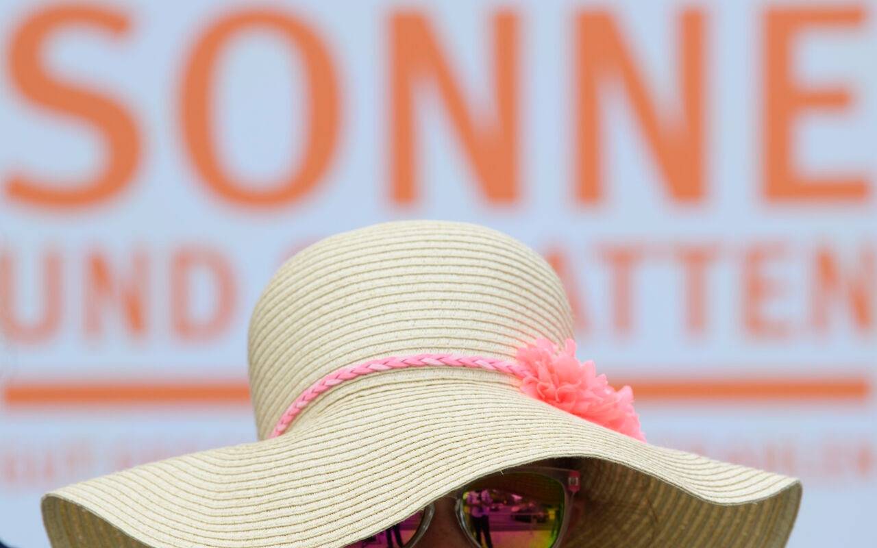 Eine Schülerin der ersten Klasse einer Grundschule trägt beim Start eines bundesweiten Sonnenschutzprojektes der Deutschen Krebshilfe zur Hautkrebsprävention für Grundschüler der 1. und 2. Klassen einen Sonnenhut und einen Sonnenbrille. Das Projekt «Clever in Sonne und Schatten - Für Grundschulen» vermittelt den Schülern in speziell konzipierten Unterrichtseinheiten Wissen über die schädliche Wirkung von UV-Strahlung und über geeigneten Sonnenschutz.