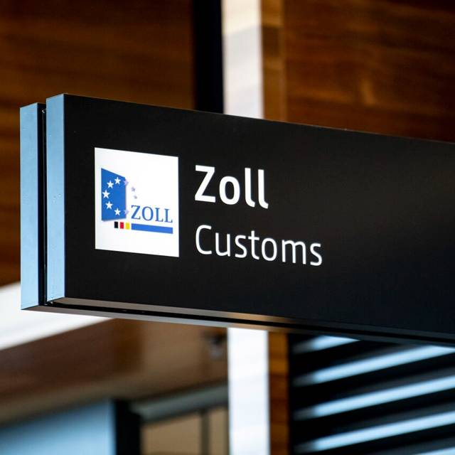 Ein Schild weist in der Haupthalle des Flughafen Berlin Brandenburg (BER) auf den Zoll hin.