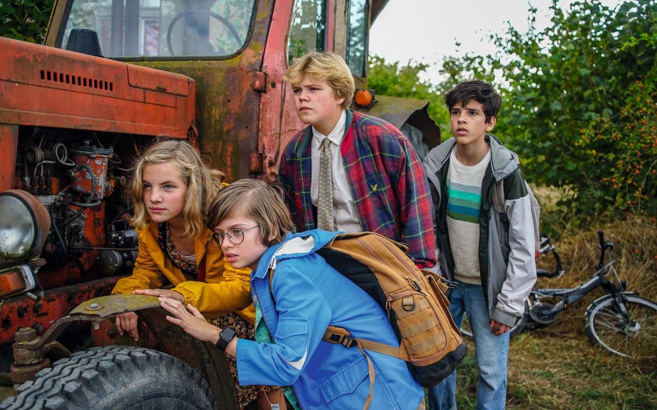 Auf dem Foto sehen wir die vier Detektive verfolgen eine heiße Spur.