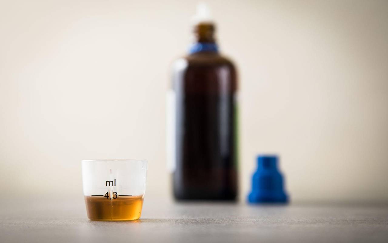 Hustensaft auf einem Tisch