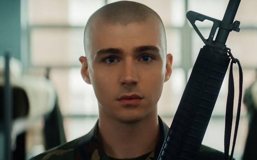 Cameron bekommt beim Militär eine neue Frisur.