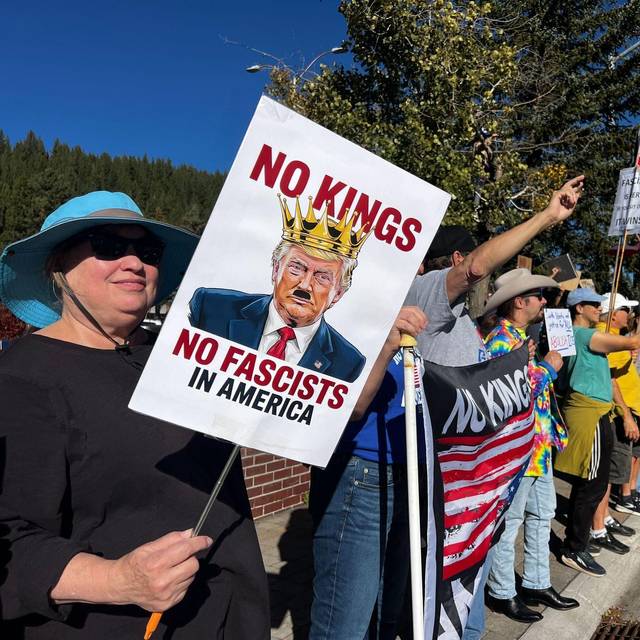 «No Kings» Demonstrationen - Truckee