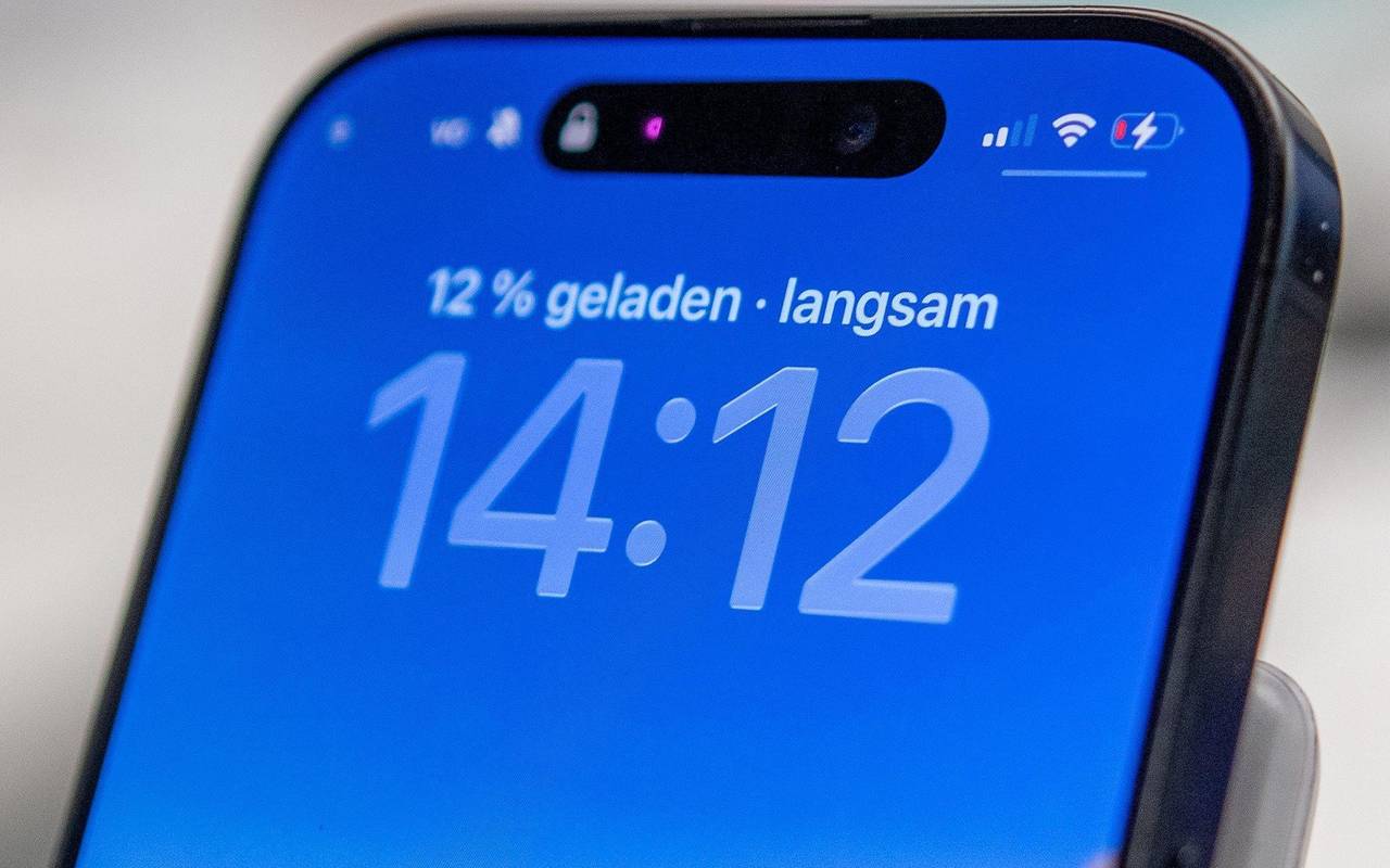 Ein iPhone zeigt langsames Laden an