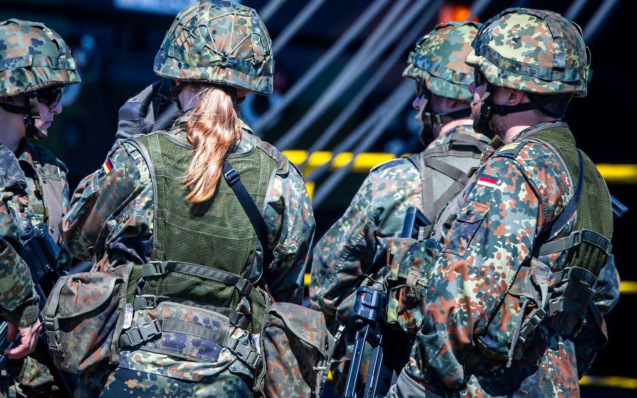 Soldaten sichern die Verladung von Leopard-2-Kampfpanzern