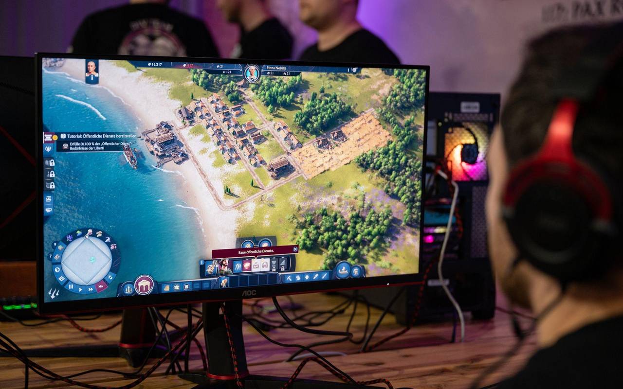 Ein Spieler spielt das Spiel «Anno 117: Pax Romana»