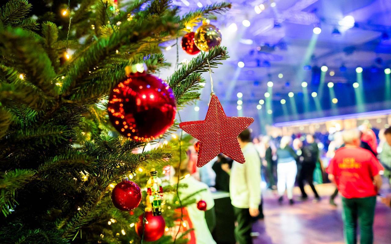 Weihnachtsschmuck hängt bei einer Weihnachtsfeier am Baum