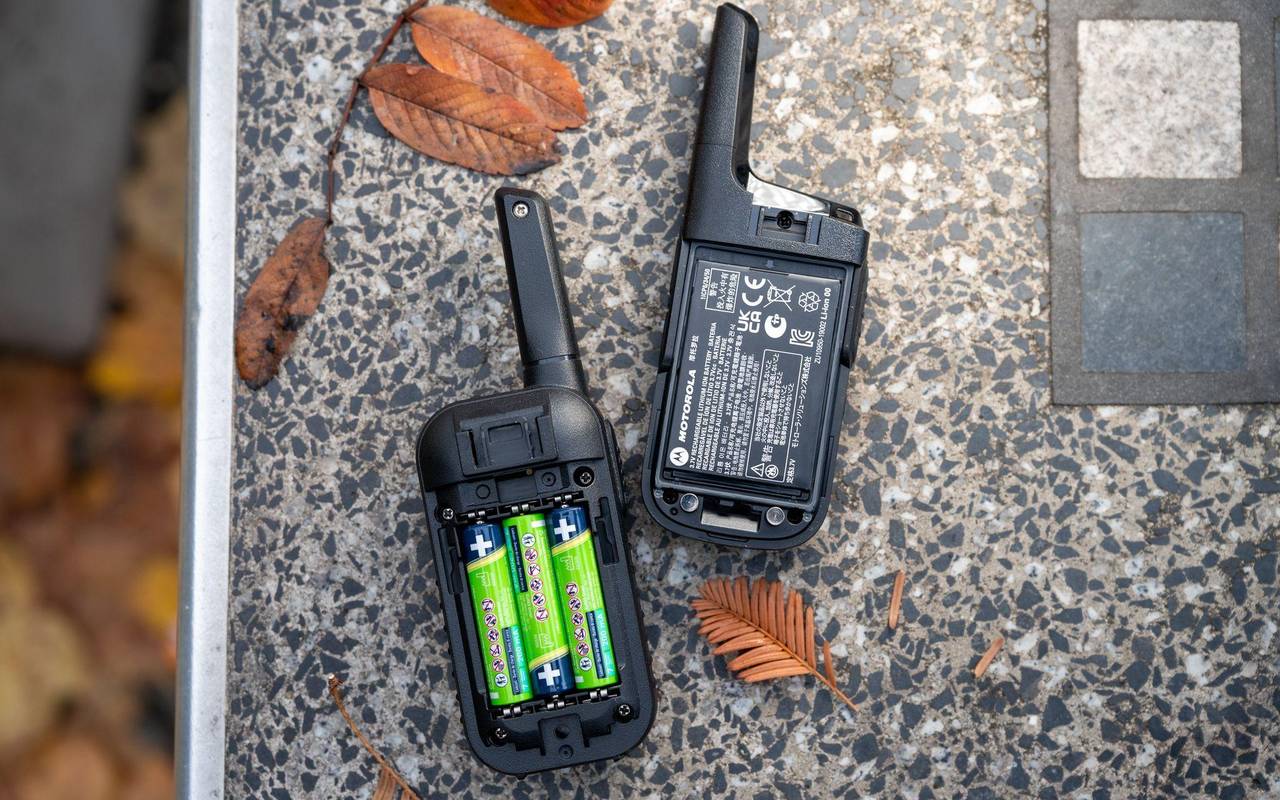 Verschiedene Walkie-Talkies auf einer Steinplatte