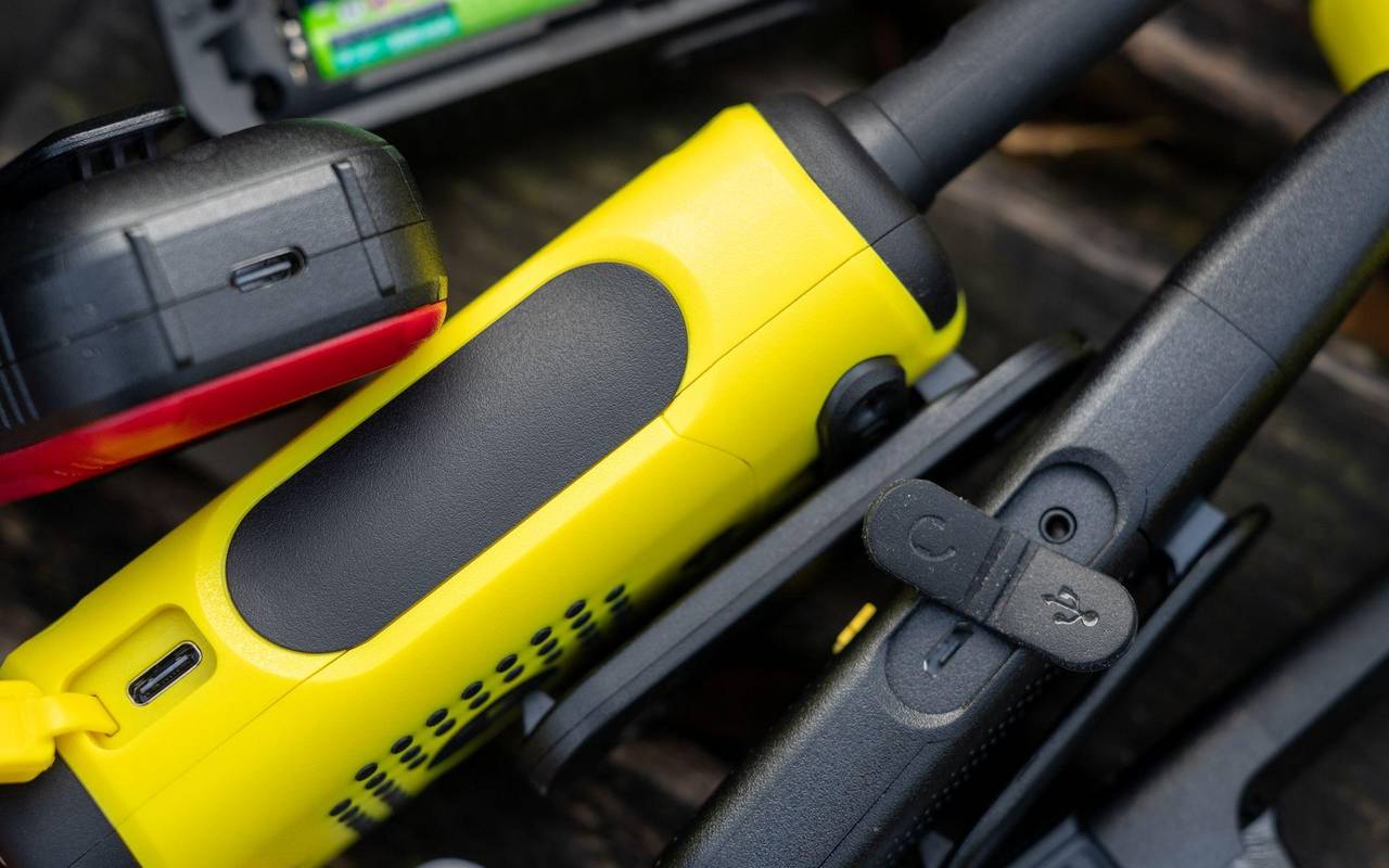 Verschiedene Walkie-Talkies auf Holzbrettern