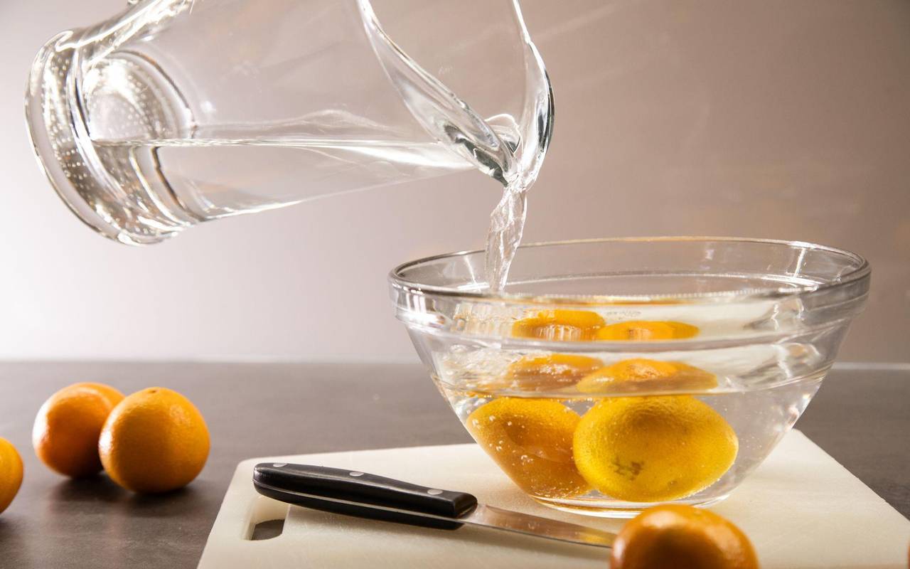 Clementinen werden mit heißem Wasser übergossen