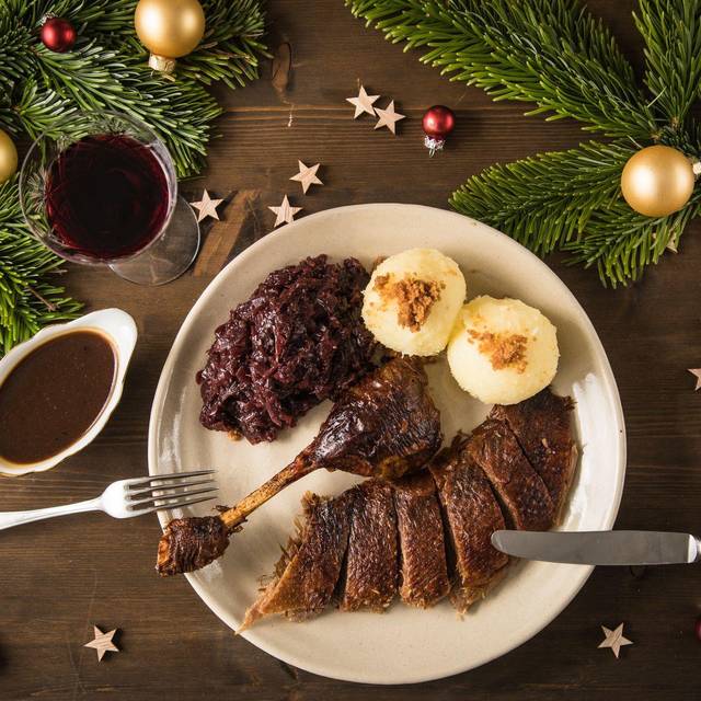 Weihnachtsgans mit Knödeln und Blaukraut auf einem Teller