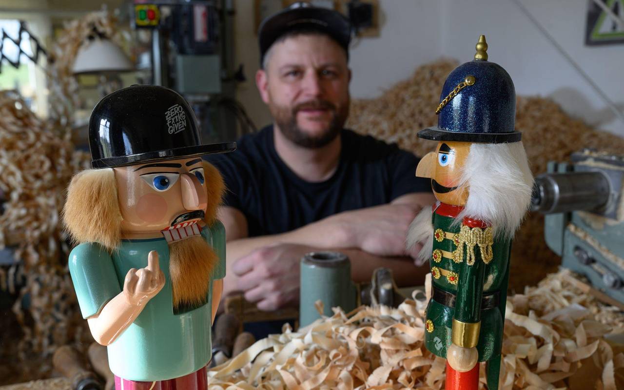 Erzgebirgischer Nussknacker zeigt Billig-Kopie den Finger