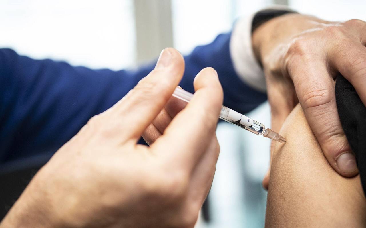 Person bekommt eine Impfung