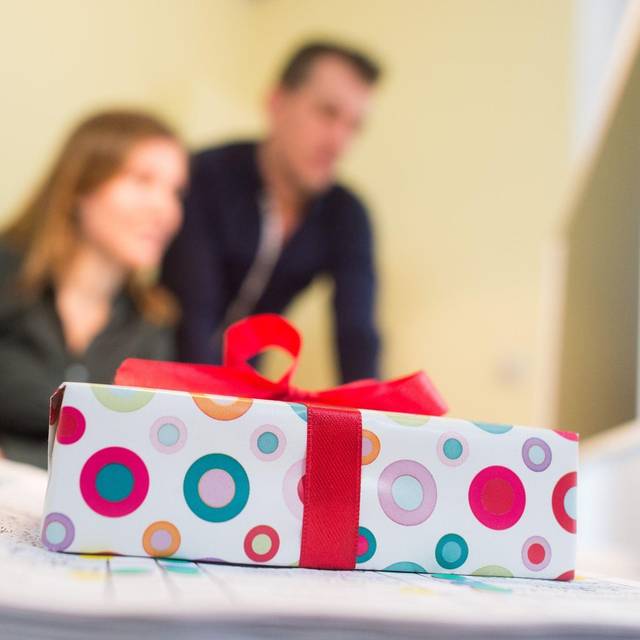 Ein Geschenk liegt auf dem Schreibtisch an einem Arbeitsplatz