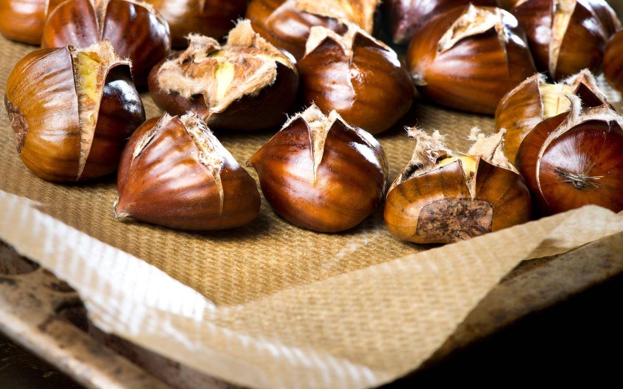 Geröstete Maronen liegen auf einem Backblech
