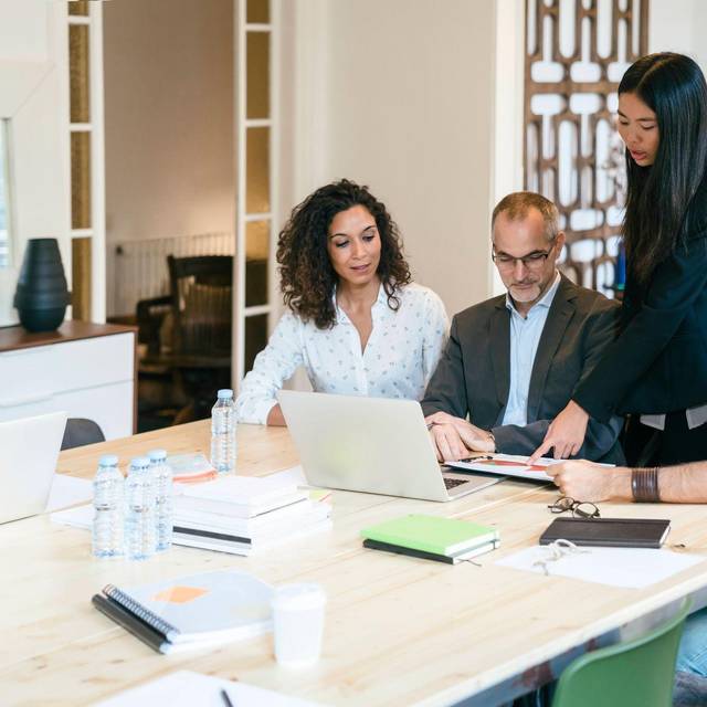 Kollegen beraten gemeinsam an einem Konferenztisch