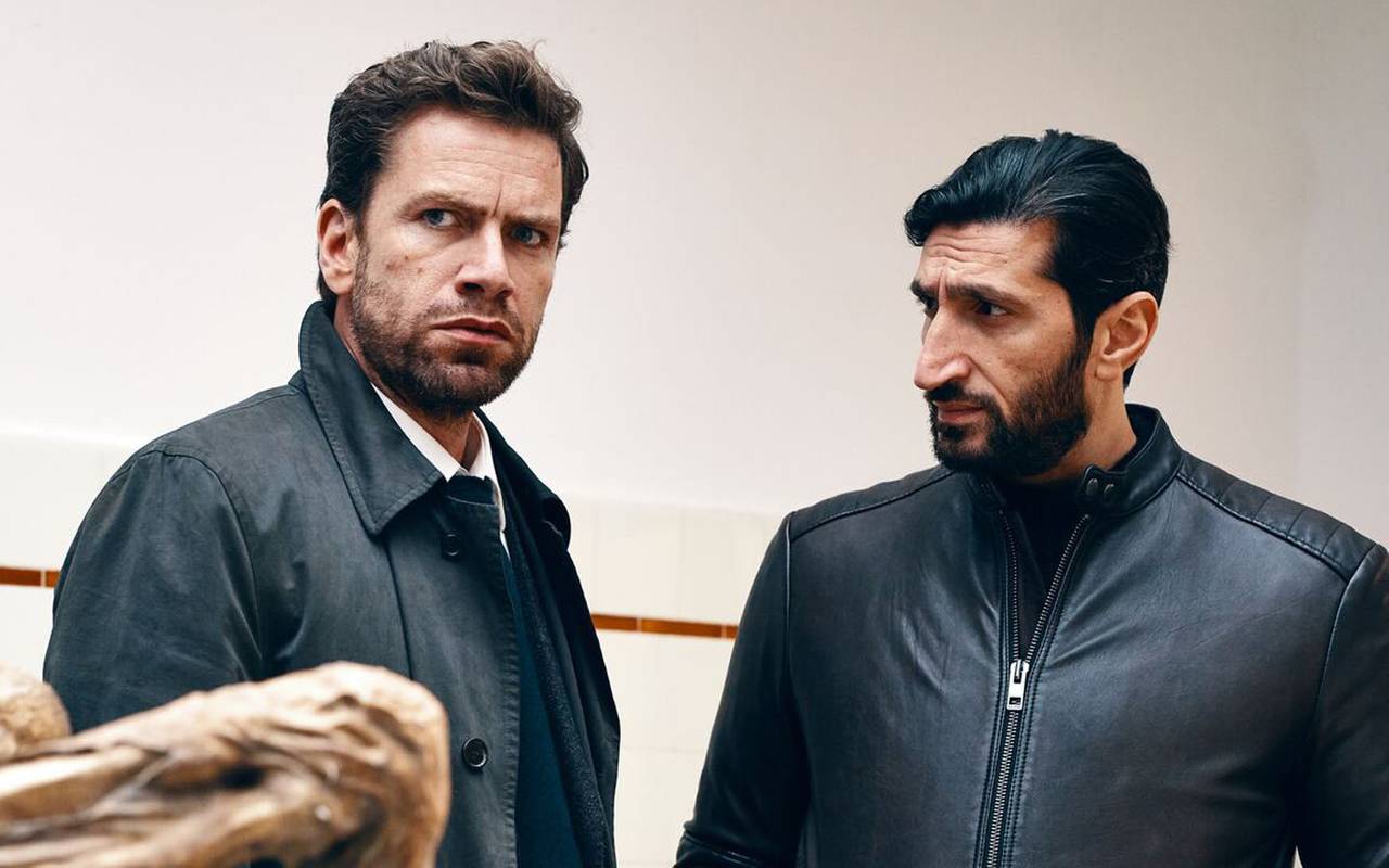 Die Ermittler stecken die Köpfe zusammen.