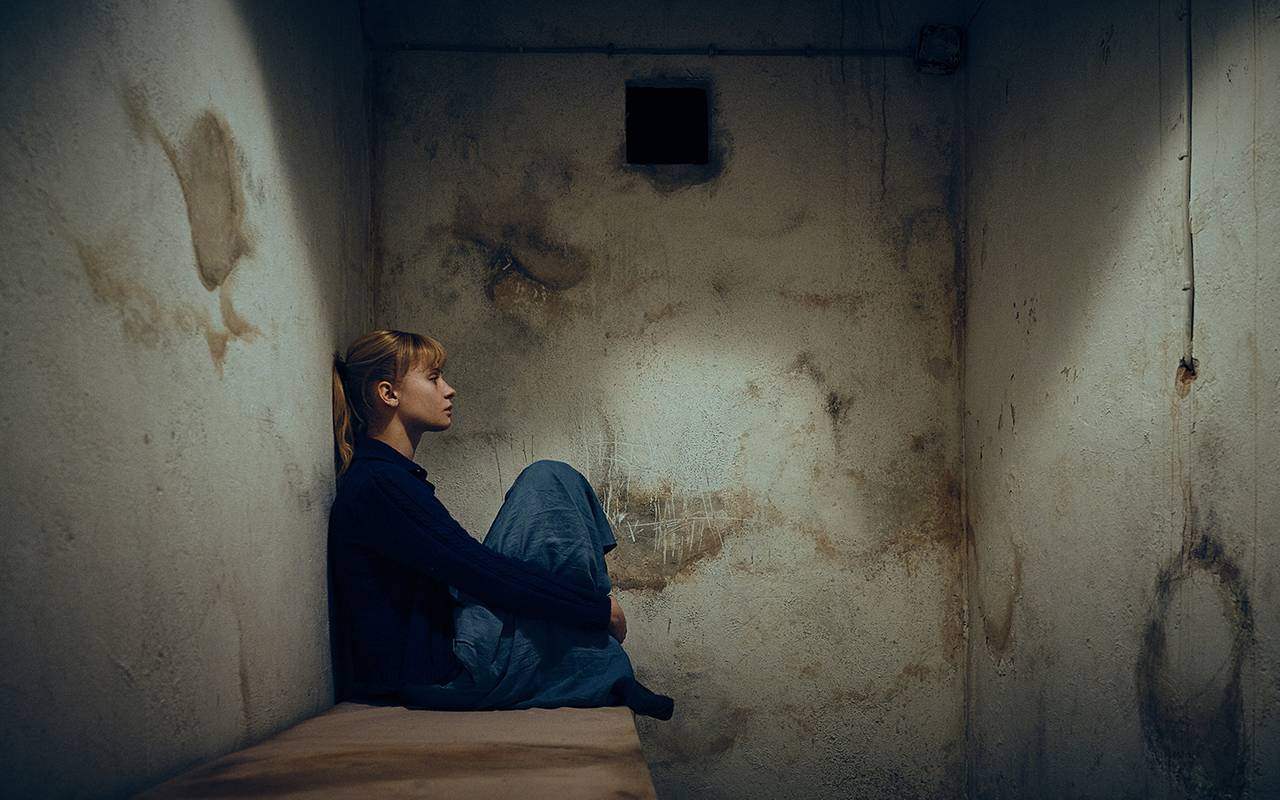 Eine Frau in einer Zelle?