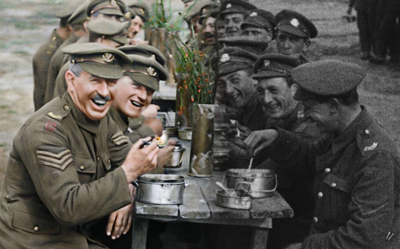 Das Foto zeigt die Verwandlung von schwarz-weiß zu bunten Bewegtbildern aus dem ersten Weltkrieg.
