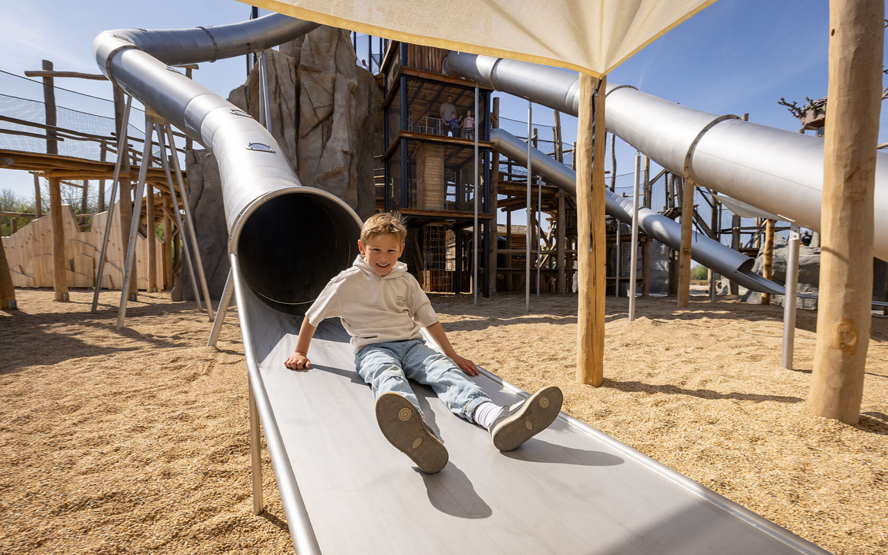 Ausflugsziele in der Region: Die Abenteueralm im Alpenpark Neuss - ein rutschendes Kind