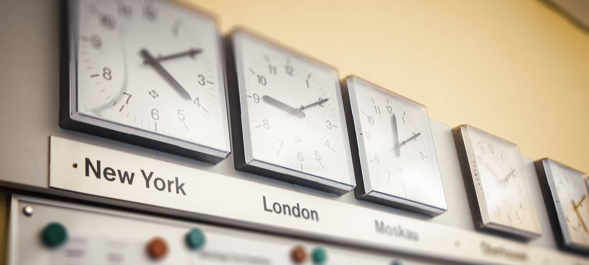 Polizei befreit 92-Jährigen mit Leitern aus Autohaus