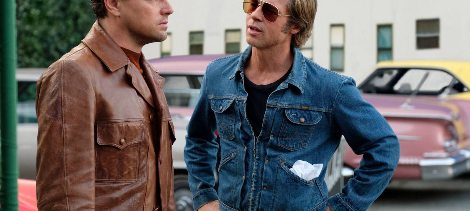 Rick diskutiert mit seinem Kumpel und Stunt-Double Cliff.