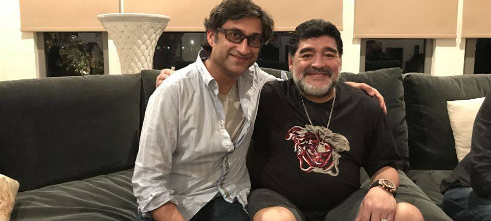 Diego Maradona mit dem Dokumentarfilmer Asif Kapadia