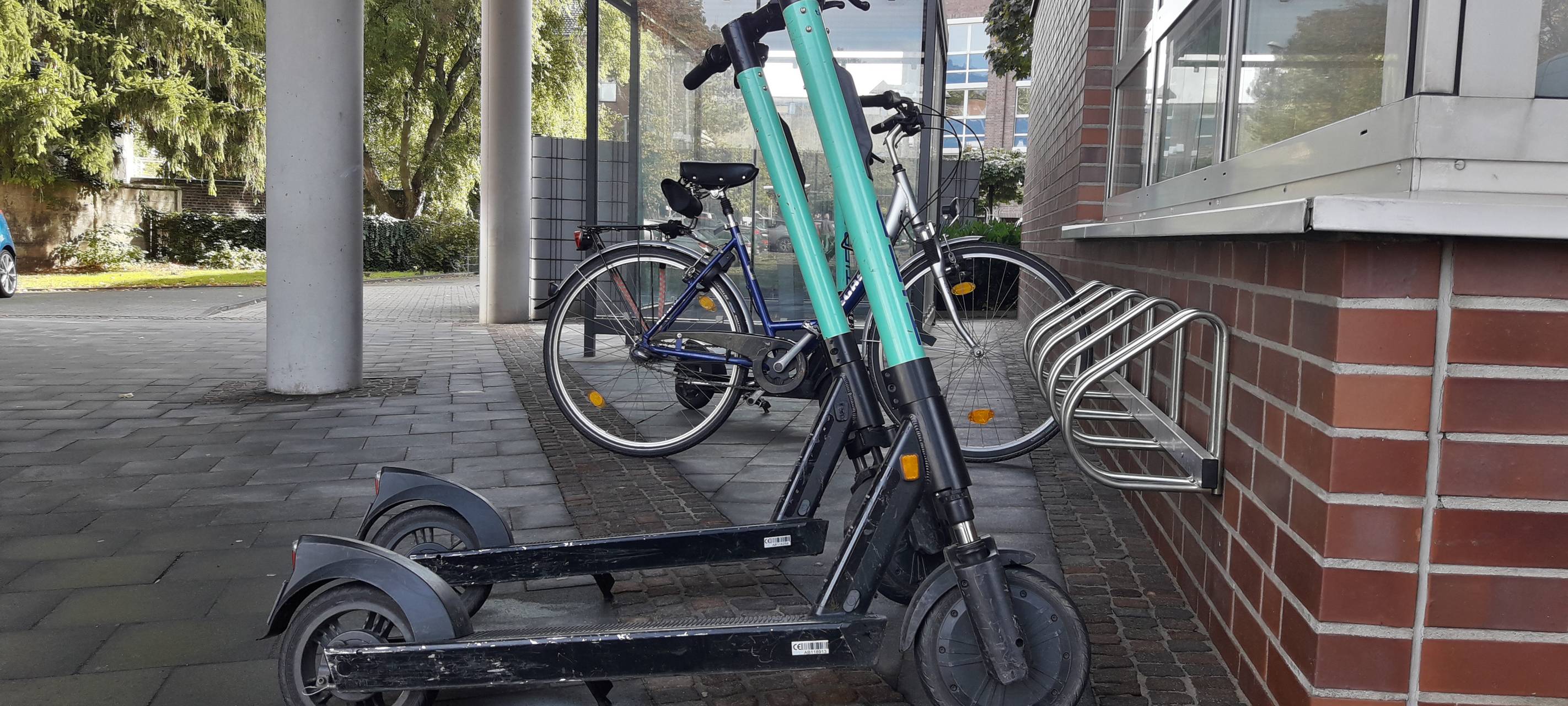 Kurioser Unfall mit E-Scooter