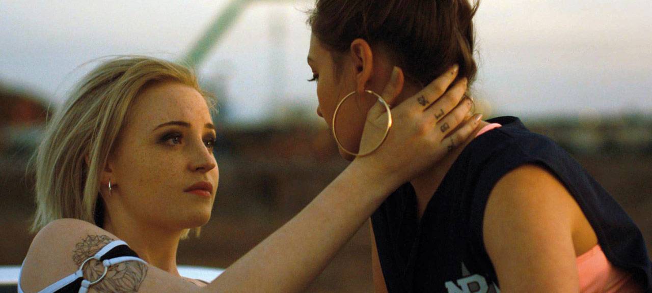 Yara und Kiki küssen sich.