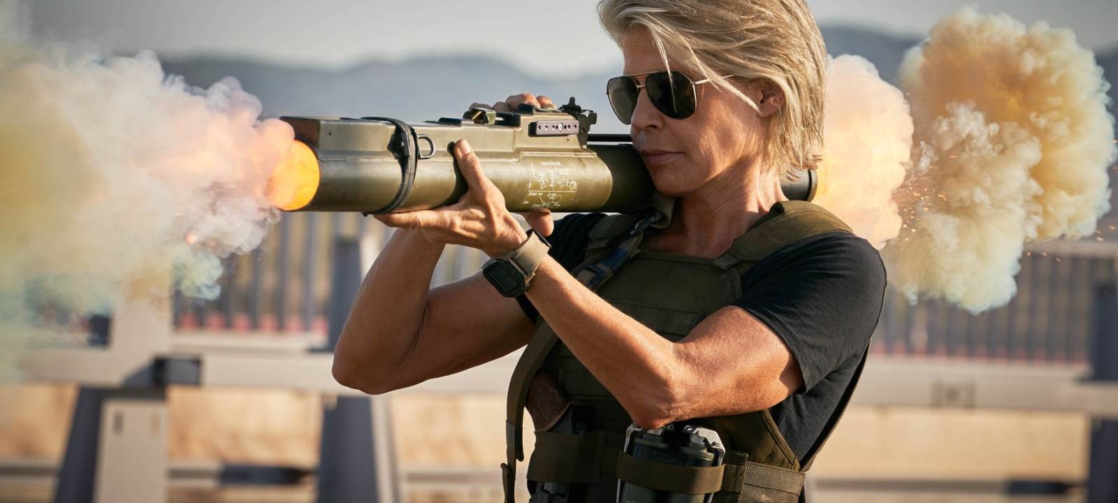 Sarah Connor an der Waffe.